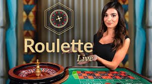 Studio live dealer rajaneko dengan meja baccarat dan kamera multi-sudut